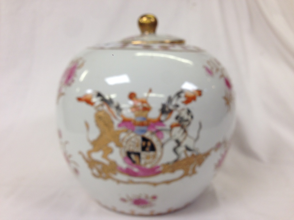 A LARGE PORCELAIN GINGER JAR DECORATED WITH A CREST BELIEVED "ORDER OF THE GARTER" - Image 2 of 3