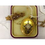 ANTIQUE 9CT GOLD BROOCH SET WITH SEED PEARLS AND GARNETS,