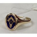 9CT GOLD FREEMASON'S RING WITH COMPASS AND SQUARE INLAID WITH BLUE ENAMEL