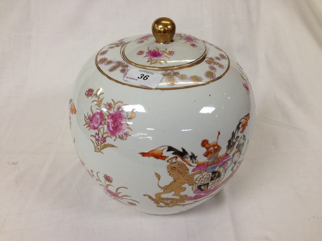 A LARGE PORCELAIN GINGER JAR DECORATED WITH A CREST BELIEVED "ORDER OF THE GARTER"