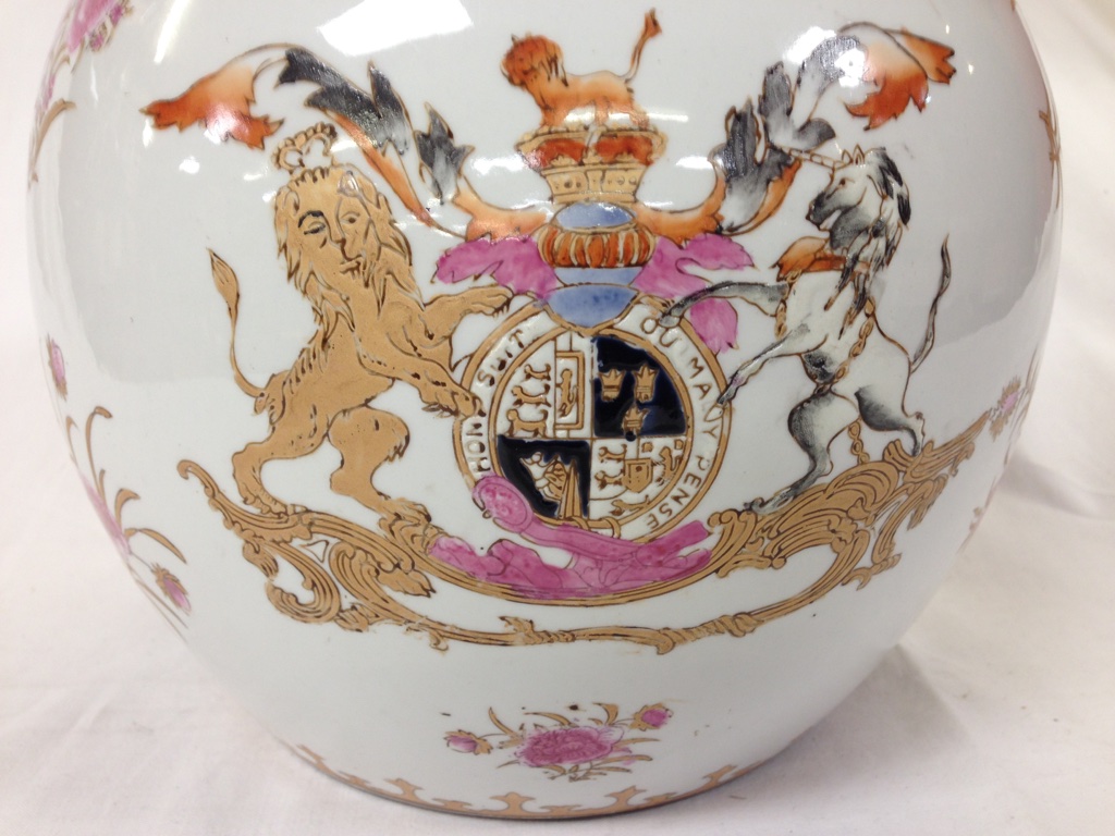 A LARGE PORCELAIN GINGER JAR DECORATED WITH A CREST BELIEVED "ORDER OF THE GARTER" - Image 3 of 3