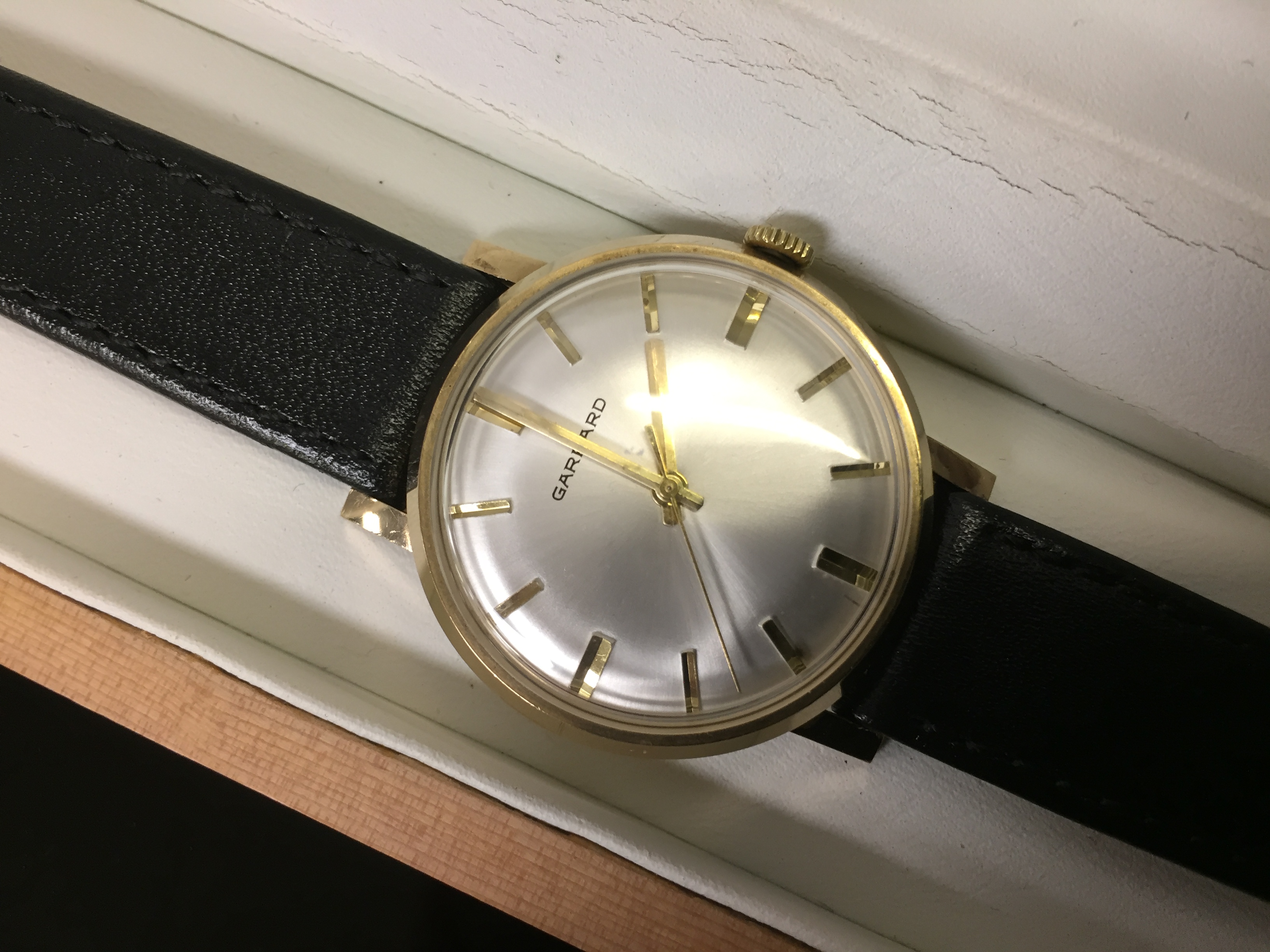 9CT GOLD GENTS GARRARD WRIST WATCH ON BLACK LEATHER STRAP SILVERED DIAL WITH GILT BATON MARKERS, - Image 2 of 3