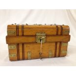 GOOD QUALITY ANTIQUE MINIATURE TRUNK STYLE OAK BOX WITH BRASS FITTINGS AND CORNER PLATES,