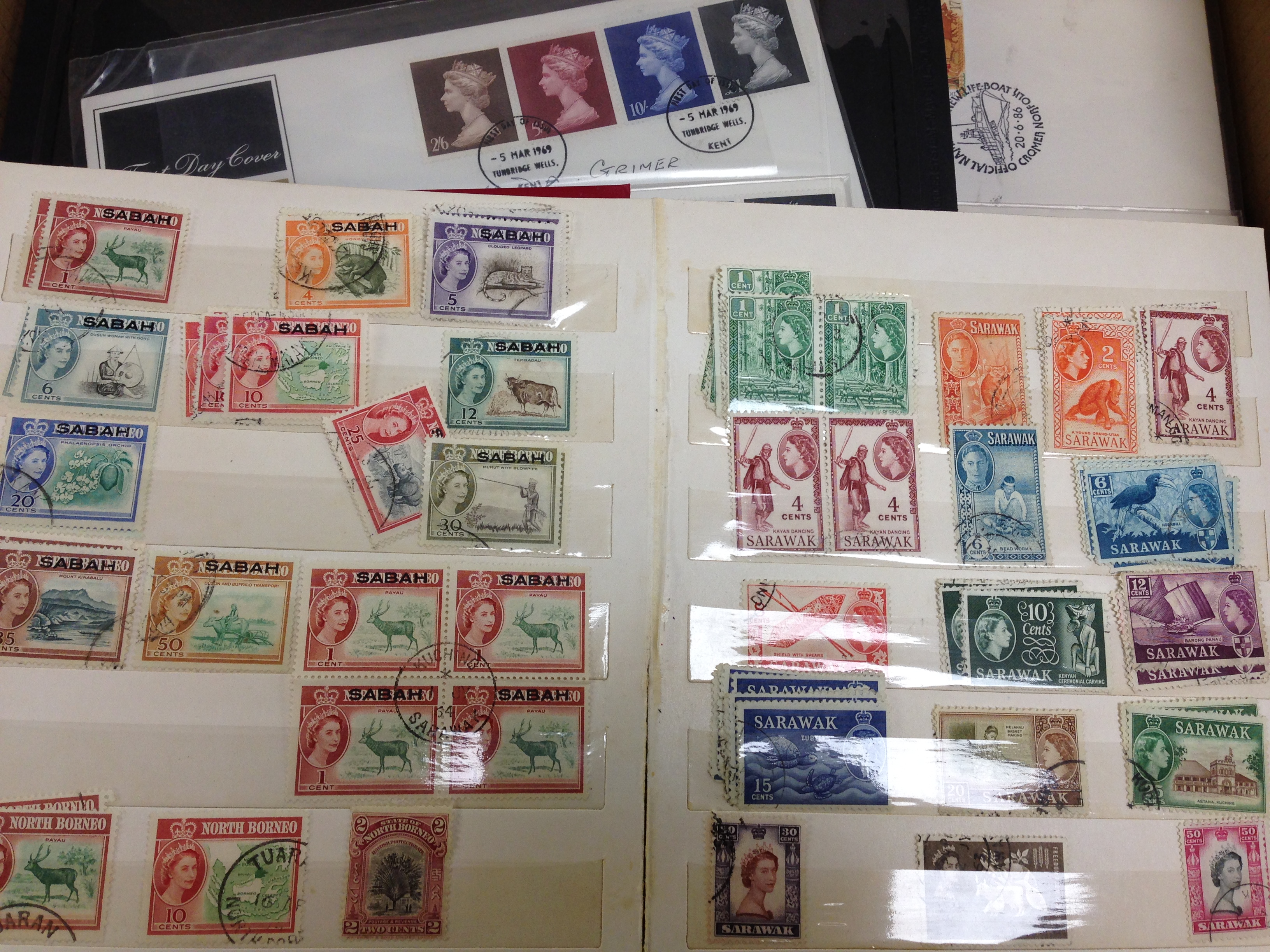 BOX WITH A FAMILY COLLECTION IN EIGHT ALBUMS AND LOOSE, GB, SINGAPORE, MALAYA ETC.