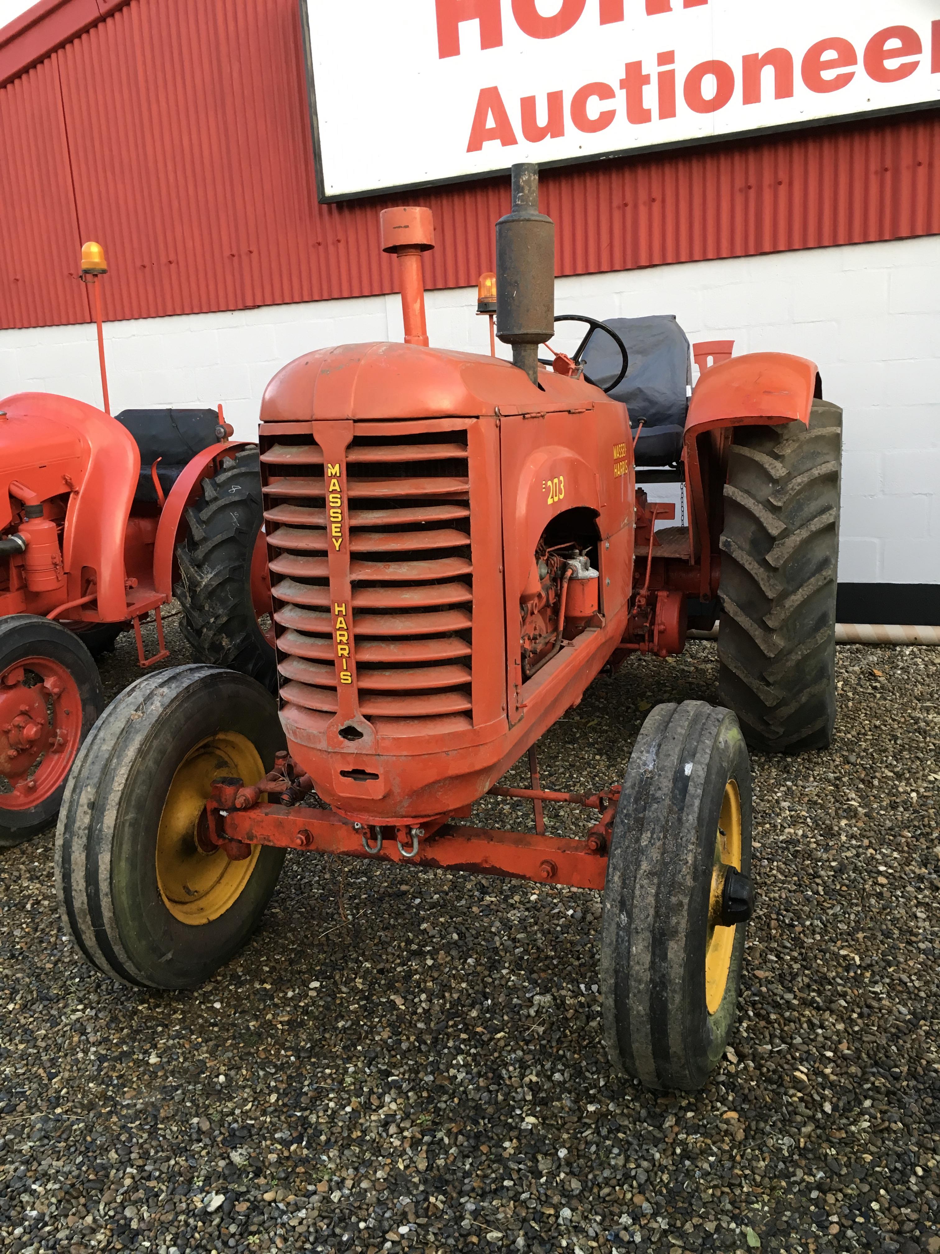 MASSEY HARRIS VINTAGE TRACTOR MANUFACTURED 1944 REG. KFF 561. - Image 2 of 5