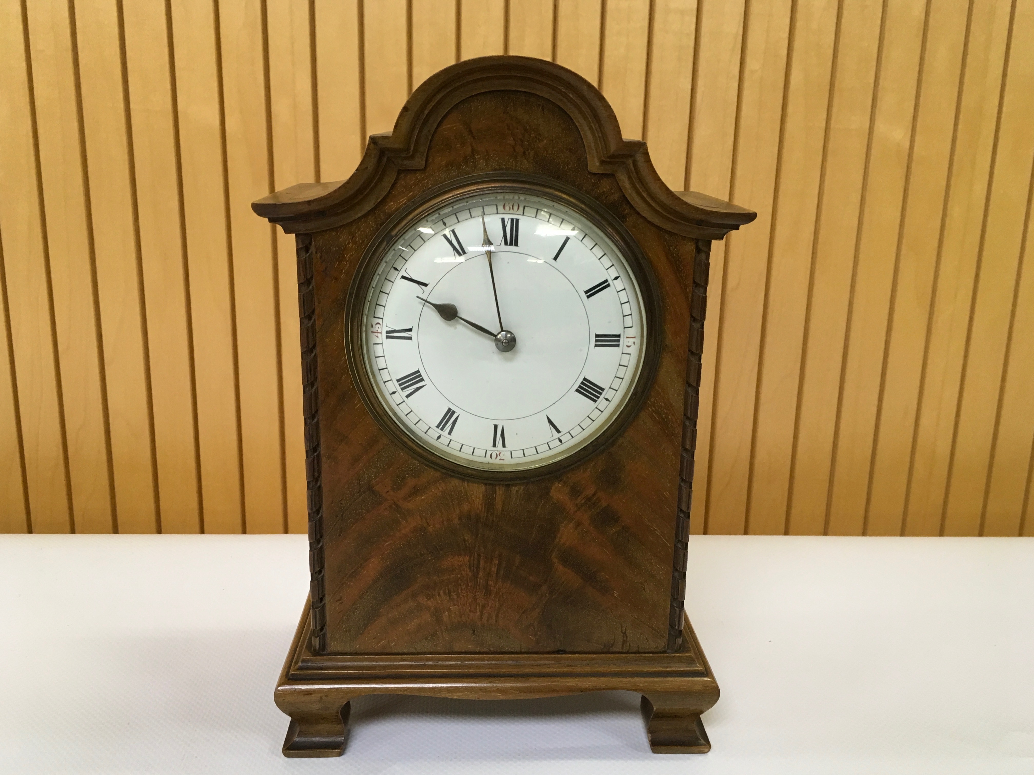 A SMALL MAHOGANY CASED MANTLE CLOCK WITH R & CO PARIS DRUM MOVEMENT 23CM