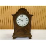 A SMALL MAHOGANY CASED MANTLE CLOCK WITH R & CO PARIS DRUM MOVEMENT 23CM