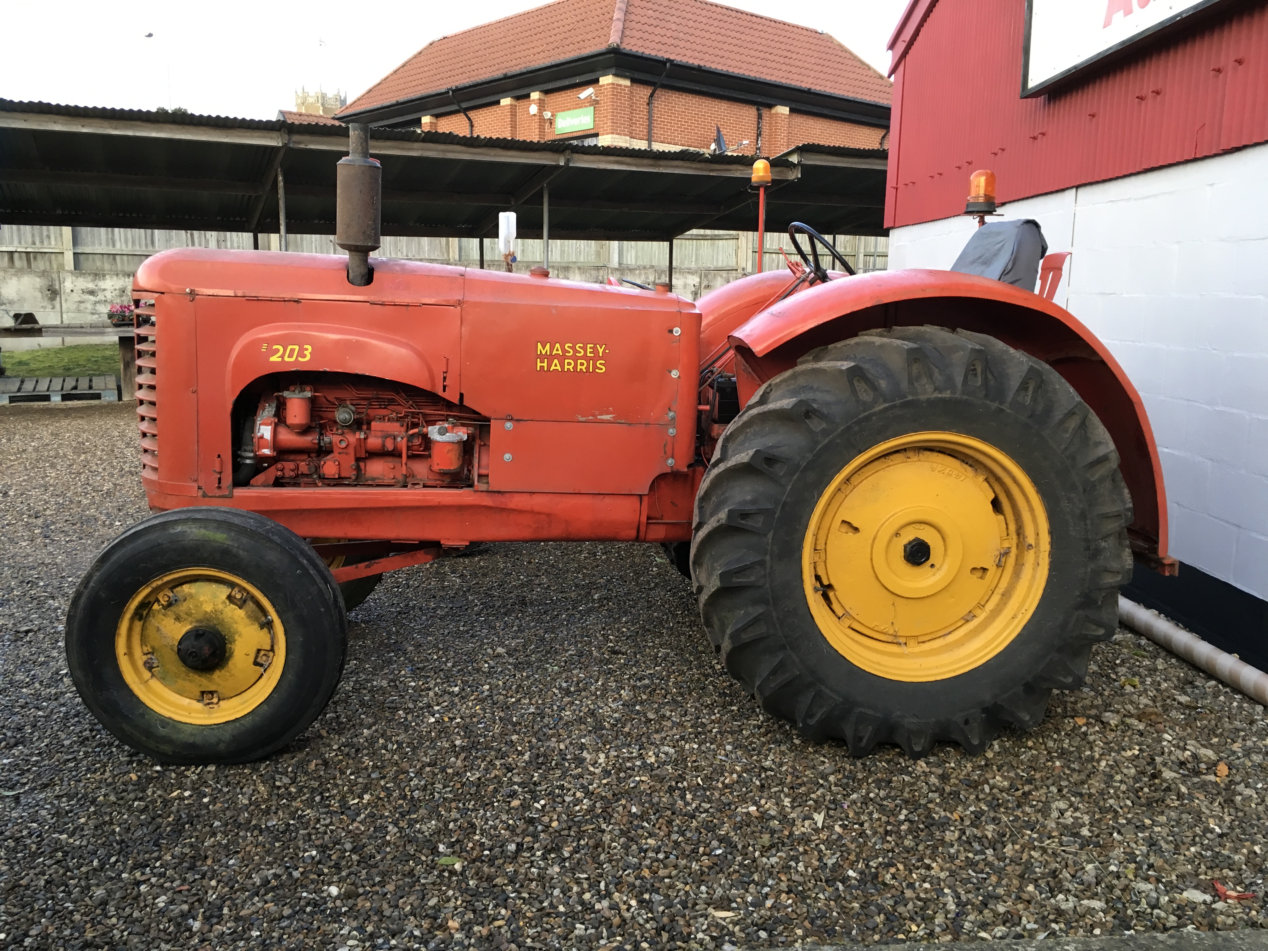 MASSEY HARRIS VINTAGE TRACTOR MANUFACTURED 1944 REG. KFF 561. - Image 3 of 5