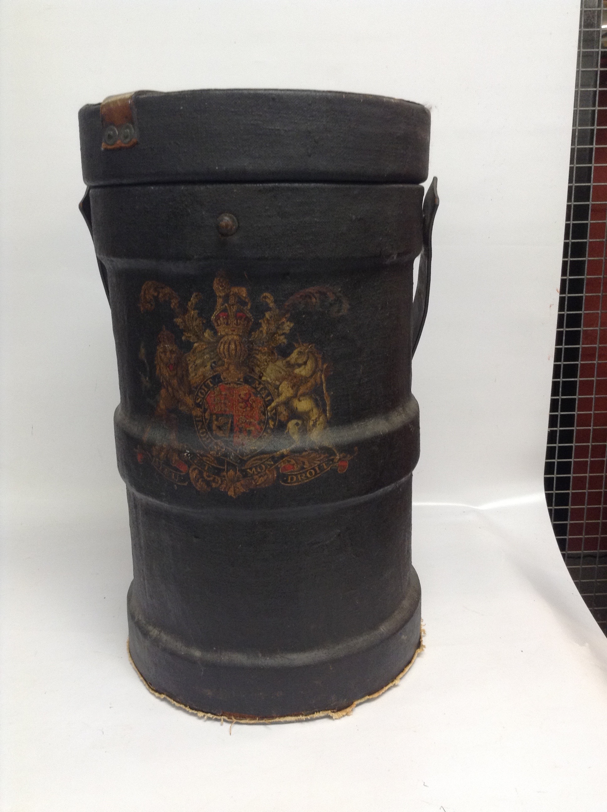 A PAINTED CANVAS COVERED SHELL CARRIER BEARING ROYAL CREST COMPLETE WITH LID AND LEATHER HANDLE - Image 3 of 3