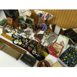 BOX OF ASSORTED VINTAGE COLLECTABLES TO INCLUDE MILITARIA, 1930'S PICTURE FRAMES,