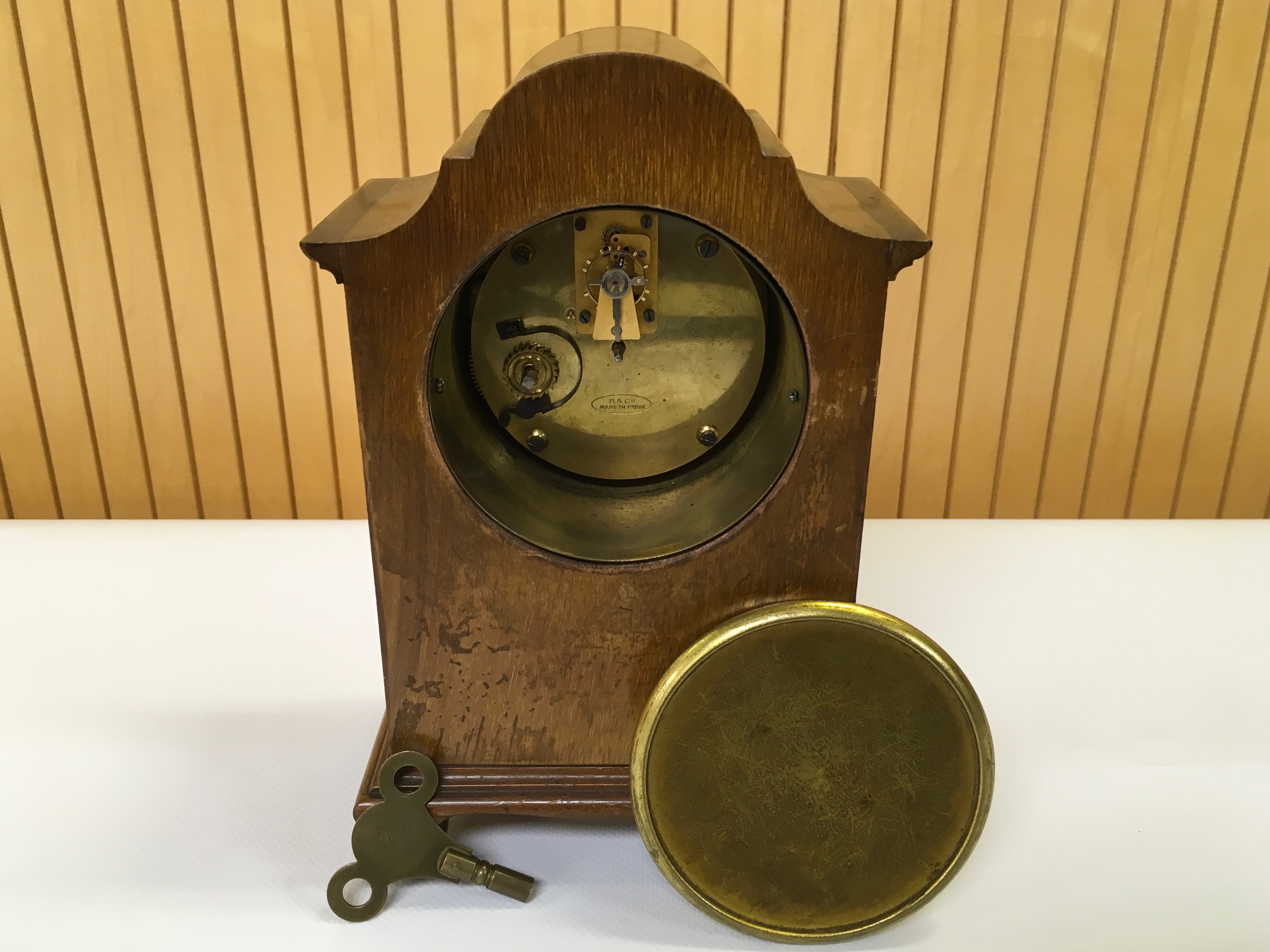 A SMALL MAHOGANY CASED MANTLE CLOCK WITH R & CO PARIS DRUM MOVEMENT 23CM - Image 2 of 2