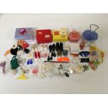 A BOX OF 1980'S SINDY AND SIMILAR CLOTHING APPROX 36 GARMENTS AND BAG OF ASSORTED ACCESSORIES