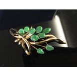 AN 18CT. GOLD JADE LEAF BROOCH