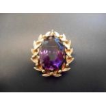 A yellow metal brooch/pendant in the form of a laurel wreath set with oval amethyst - H4cm.