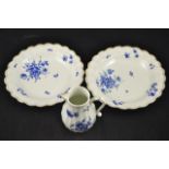 A pair of first period Worcester blue decorated plates with wavy border - diam 19.