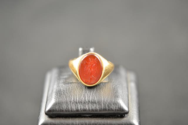 A yellow metal signet ring set with carnelian intaglio carved with Roman style figure - size L 1/ - Image 2 of 2