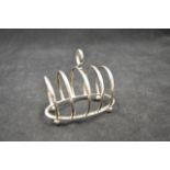 A George Unite toast rack with five circular bars, Birmingham 1910, H8cm, W9cm - approx weight 52g/