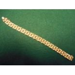 An 18ct gold bracelet with floral detail to chain links - approx weight 25g. CONDITION REPORT good