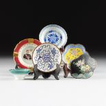 A GROUP OF ELEVEN CHINESE ASSORTED PORCELAIN AND ENAMELED METAL WARES, 20TH CENTURY, comprising a