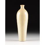 AN ELEGANT CHINESE SUNG DYNASTY STYLE CRACKLED BUFF GLAZED PORCELAIN VASE, 20TH CENTURY, with a