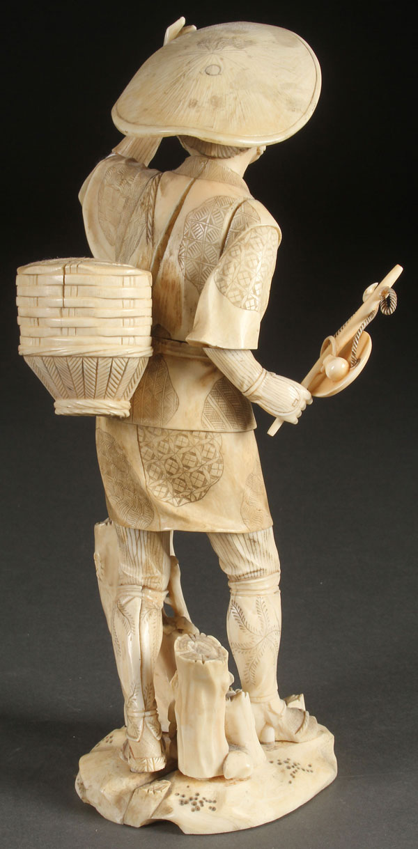 A LARGE JAPANESE CARVED IVORY OKIMONO OF A JOYFUL TRAVELER, MEIJI PERIOD. Fully carved in the round - Image 2 of 4