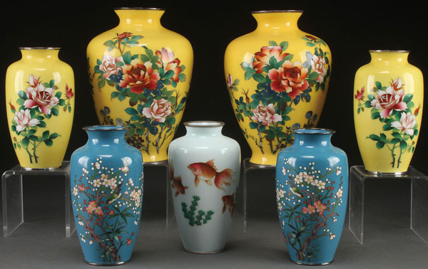 A SEVEN PIECE GROUP OF JAPANESE ENAMELED BRONZE CLOISONNÉ, 20TH CENTURY. Comprising two large
