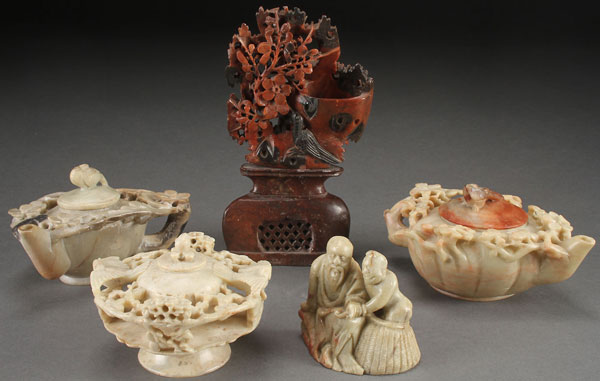 A FIFTEEN PIECE COLLECTION OF CHINESE CARVED SOAPSTONE ORNAMENTS AND CONTAINERS, 20TH CENTURY. - Image 2 of 3