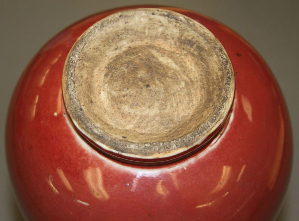 A CHINESE RED AND FLAMBÉ GLAZED PORCELAIN GROUP. Comprising a fine flambé decorated baluster vase, - Image 7 of 7