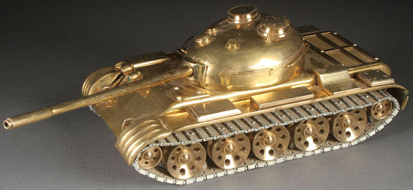 A PAIR OF UNIQUE RUSSIAN SOVIET MACHINIST-MADE BRASS TANK MODELS, CIRCA 1975. Comprising two well- - Image 3 of 3