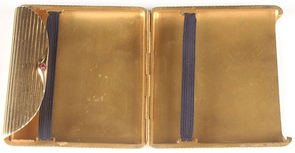 AN INTERESTING RUSSIAN 18K GOLD CIGARETTE CASE, ST. PETERSBURG, CIRCA 1875. The ribbed body with - Image 2 of 3