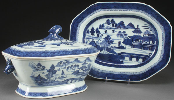 A CHINESE EXPORT “CANTON” BLUE AND WHITE COVERED TUREEN AND UNDERPLATE, LATE 18TH CENTURY. The