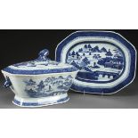 A CHINESE EXPORT “CANTON” BLUE AND WHITE COVERED TUREEN AND UNDERPLATE, LATE 18TH CENTURY. The