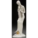 AN ART DECO PORCELAIN AND GILT DECORATED MADONNA AND CHILD, METZLER AND ORTLOFF. Height 12.25