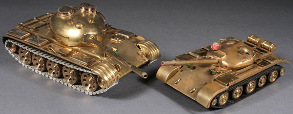 A PAIR OF UNIQUE RUSSIAN SOVIET MACHINIST-MADE BRASS TANK MODELS, CIRCA 1975. Comprising two well-