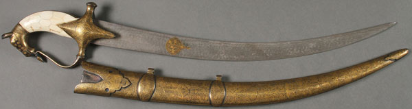 A FINE GOLD DAMASCENED MUGHAL SHORT SWORD, 20TH CENTURY. The iron hilt inlaid with elaborate gilt
