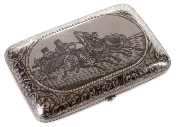 A RUSSIAN SILVER GILT AND NIELLOED CIGARETTE CASE, MOSCOW, 1895. Of rectangular form, with rounded