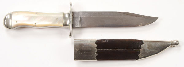 A FINE ENGLISH PEARL HANDLED CASED HUNTING KNIFE, EARLY 20TH CENTURY. Joseph Rodgers & Sons, the - Image 2 of 3