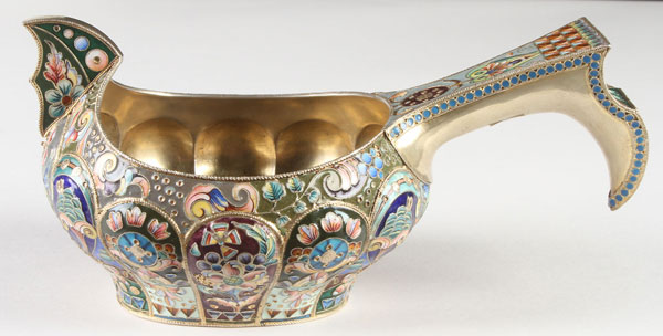 A LARGE AND IMPRESSIVE RUSSIAN SILVER GILT AND SHADED ENAMEL KOVSH, MOSCOW, 1908-1917. Of - Image 2 of 3