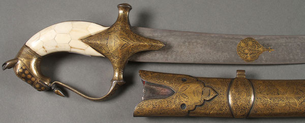 A FINE GOLD DAMASCENED MUGHAL SHORT SWORD, 20TH CENTURY. The iron hilt inlaid with elaborate gilt - Image 2 of 2