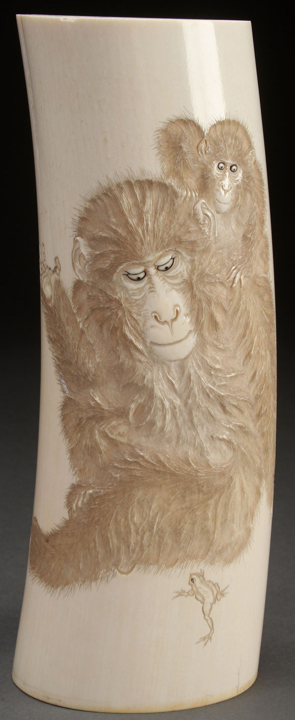 A VERY FINE JAPANESE CARVED IVORY OKIMONO OF PRIMATES, MEIJI PERIOD. Carved in good detail with a