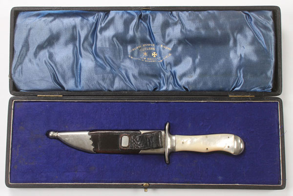 A FINE ENGLISH PEARL HANDLED CASED HUNTING KNIFE, EARLY 20TH CENTURY. Joseph Rodgers & Sons, the