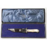 A FINE ENGLISH PEARL HANDLED CASED HUNTING KNIFE, EARLY 20TH CENTURY. Joseph Rodgers & Sons, the