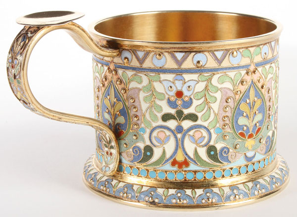 A VERY FINE SILVER GILT AND ENAMELED TEA GLASS HOLDER, OVCHINNIKOV, MOSCOW, 1908-1917. The heavy - Image 2 of 4