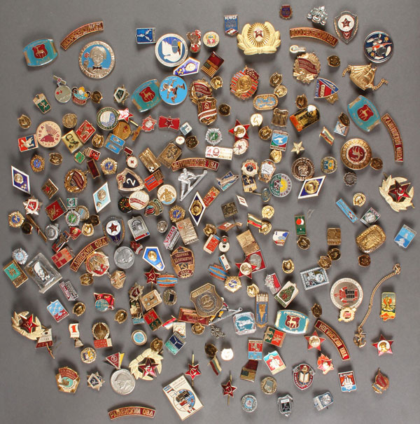 A GROUP OF 550+ RUSSIAN SOVIET SOUVENIR AND GOVERNMENT-TYPE PINS, BADGES, AND PATCHES, CIRCA 1970- - Image 3 of 3
