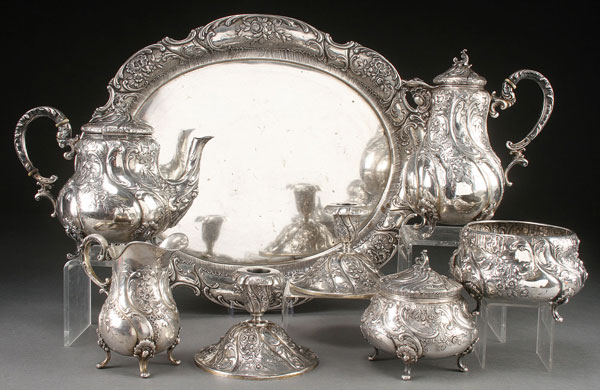 A SCHLEISNER AND SONS GERMAN HANAU EIGHT PIECE SILVER TEA SERVICE, LATE 19TH CENTURY. Comprising a