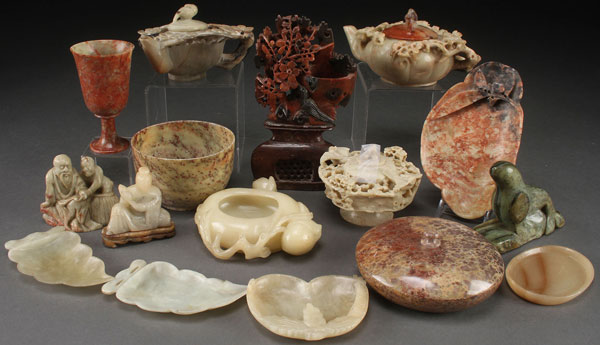 A FIFTEEN PIECE COLLECTION OF CHINESE CARVED SOAPSTONE ORNAMENTS AND CONTAINERS, 20TH CENTURY.