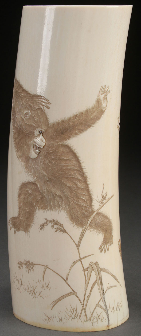 A VERY FINE JAPANESE CARVED IVORY OKIMONO OF PRIMATES, MEIJI PERIOD. Carved in good detail with a - Image 2 of 3