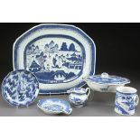 A FIVE PIECE GROUP OF CHINESE EXPORT “CANTON” BLUE AND WHITE PORCELAIN, LATE 18TH/EARLY 19TH