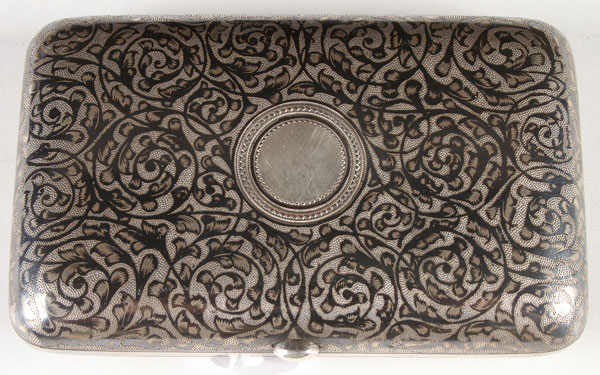 A RUSSIAN SILVER GILT AND NIELLOED CIGARETTE CASE, MOSCOW, 1895. Of rectangular form, with rounded - Image 2 of 3