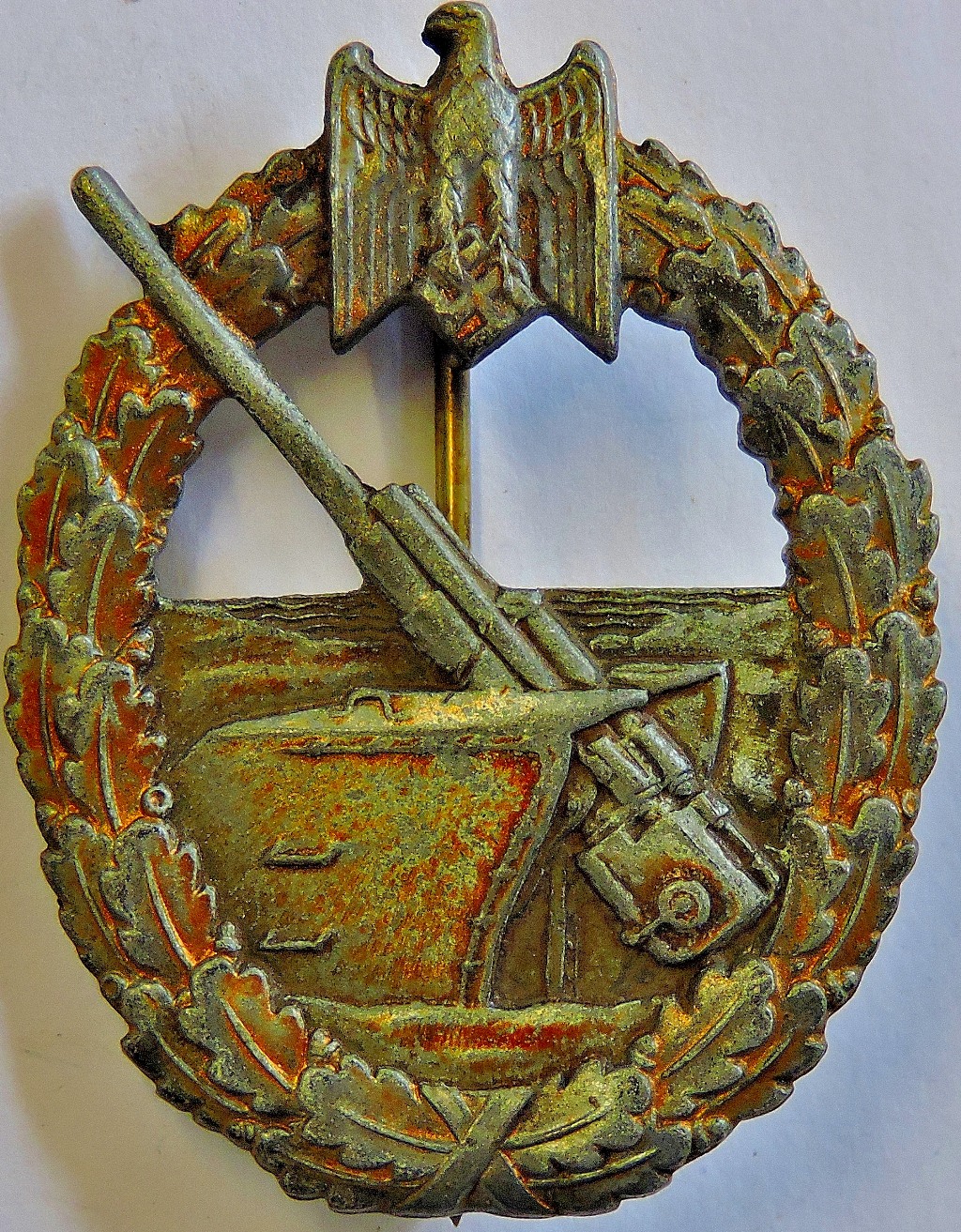 German WWII Pattern Coastal Artillery War Badge, some wear to the gilt. (Sold as seen)